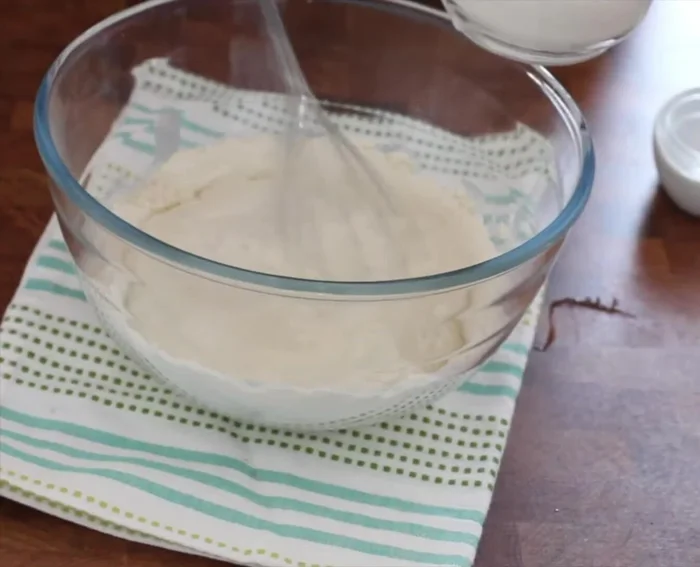 Ajouter le lait au mélange sec et mélanger au fouet pour obtenir une préparation lisse.