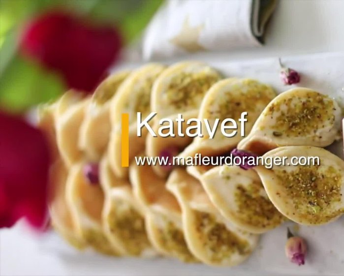 Préparation des mini-crêpes : Mélanger le lait tiède, le sucre et la levure.