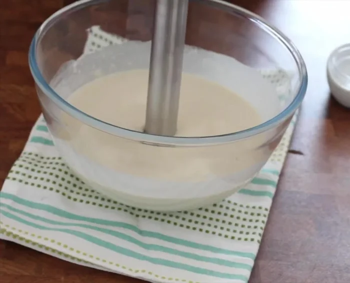 Mixer pour lisser la pâte, couvrir et laisser reposer 1 heure.