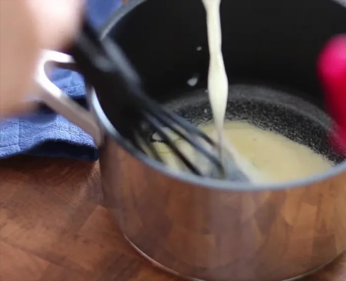 Préparation de la crème : Dans une casserole, faire chauffer la semoule, le lait et la crème liquide jusqu'à épaississement. Verser dans un récipient, filmer au contact et réfrigérer jusqu'à refroidissement complet.