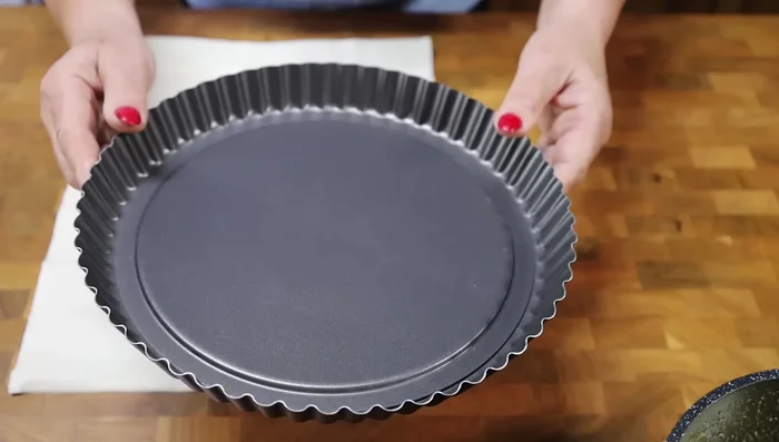 Préparer le moule à tarte : beurrer ou margariner un moule à tarte de 26 cm. Si le moule n'est pas à fond amovible, beurrer généreusement pour faciliter le démoulage.