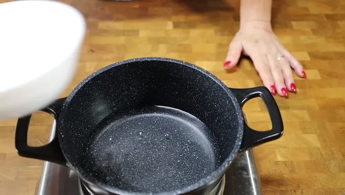 Préparation du sirop de sucre : Faire bouillir 300 ml d'eau et 300 g de sucre jusqu'à obtenir le point souhaité (point perle).