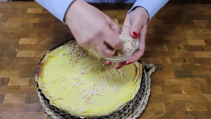 Parsemer 130 g d'amandes entières sur la tarte.