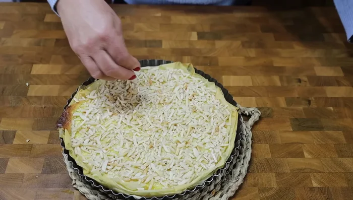 Remettre la tarte au four pendant 10 minutes supplémentaires, jusqu'à ce que les amandes soient dorées.