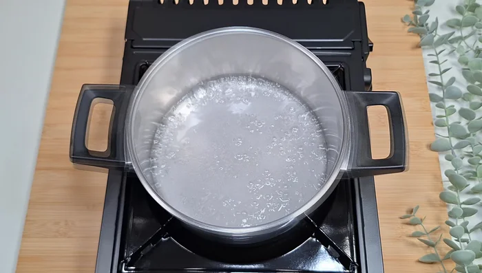 Préparez le caramel : faites chauffer le sucre et l'eau jusqu'à obtention d'un caramel (178.56).