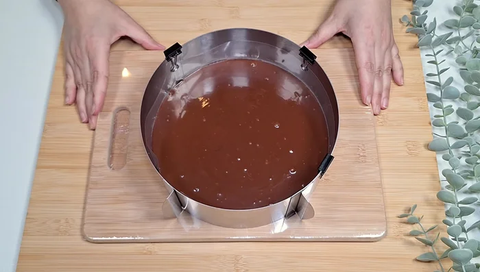 Versez la ganache sur la base biscuitée et réfrigérez 4 heures minimum (262.24).