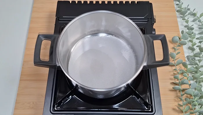 Préparez les cacahuètes caramélisées : faites chauffer le sucre et l'eau jusqu'à la formation d'un sirop (291.36). Ajoutez les cacahuètes et mélangez jusqu'à ce qu'elles soient caramélisées (308.16). Ajoutez la fleur de sel (335.88). Étalez sur une plaque et laissez refroidir (346.319).