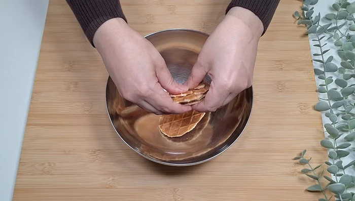 Brisez les galettes en petits morceaux (45.64). Utilisez un pilon si nécessaire (53.96).