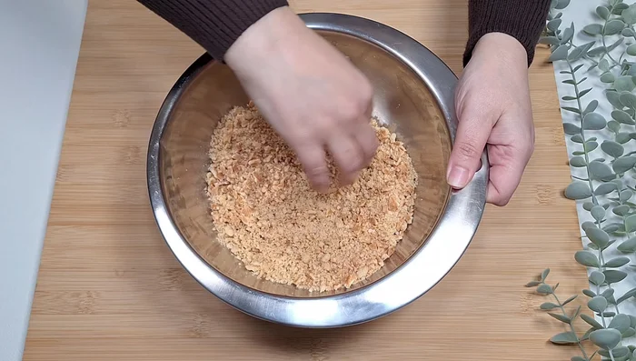Mélangez les palets bretons, les galettes, la fleur de sel et le beurre fondu (80.96).