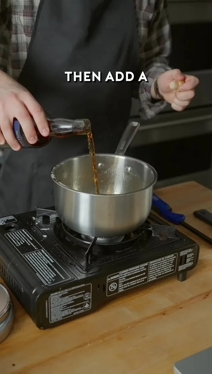 Ajouter une cuillère à soupe de rhum et flamber (facultatif).