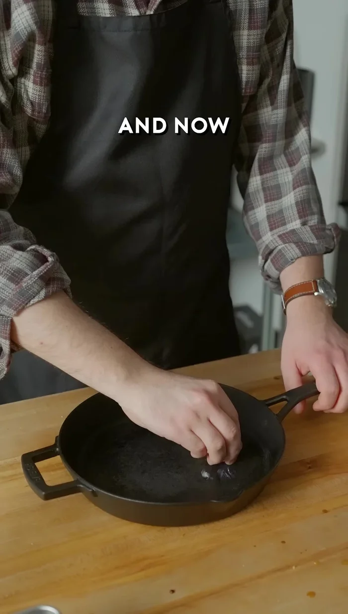 Faire cuire les pommes dans le caramel pendant 5 à 8 minutes pour qu'elles libèrent leur humidité.