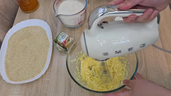 Préparer la pâte : mélanger la levure, la fécule, la farine, le sucre, le sel, le lait en poudre et la margarine jusqu'à obtenir une pâte qui ne colle pas aux mains. (135.319)