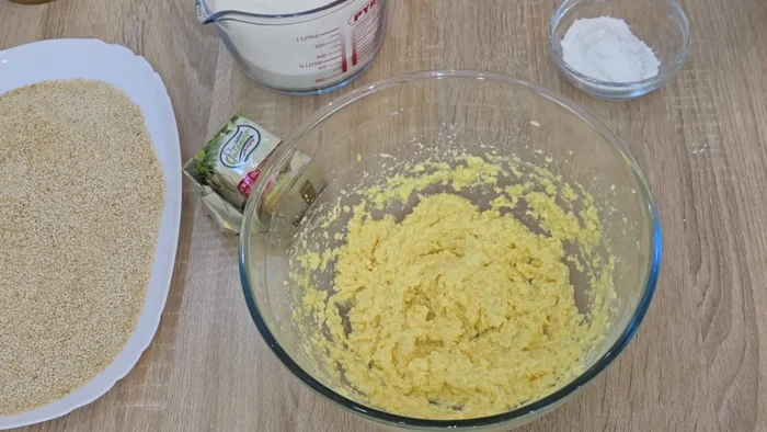 Incorporer les graines de sésame grillées à la pâte. (142.56)