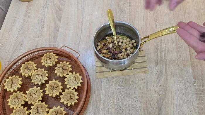 Une fois refroidies, napper les tartelettes de miel. (432.44)