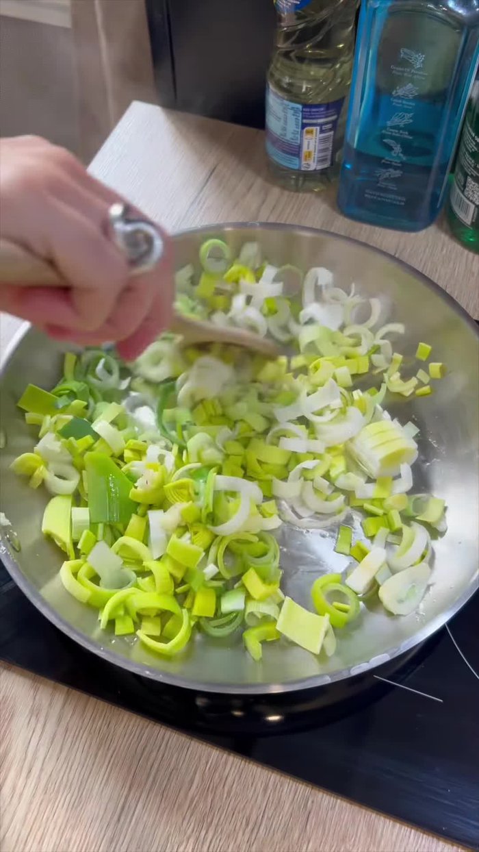 Faites cuire les poireaux émincés dans une poêle avec un filet d'huile d'olive et de l'ail pendant environ 10 minutes (13).