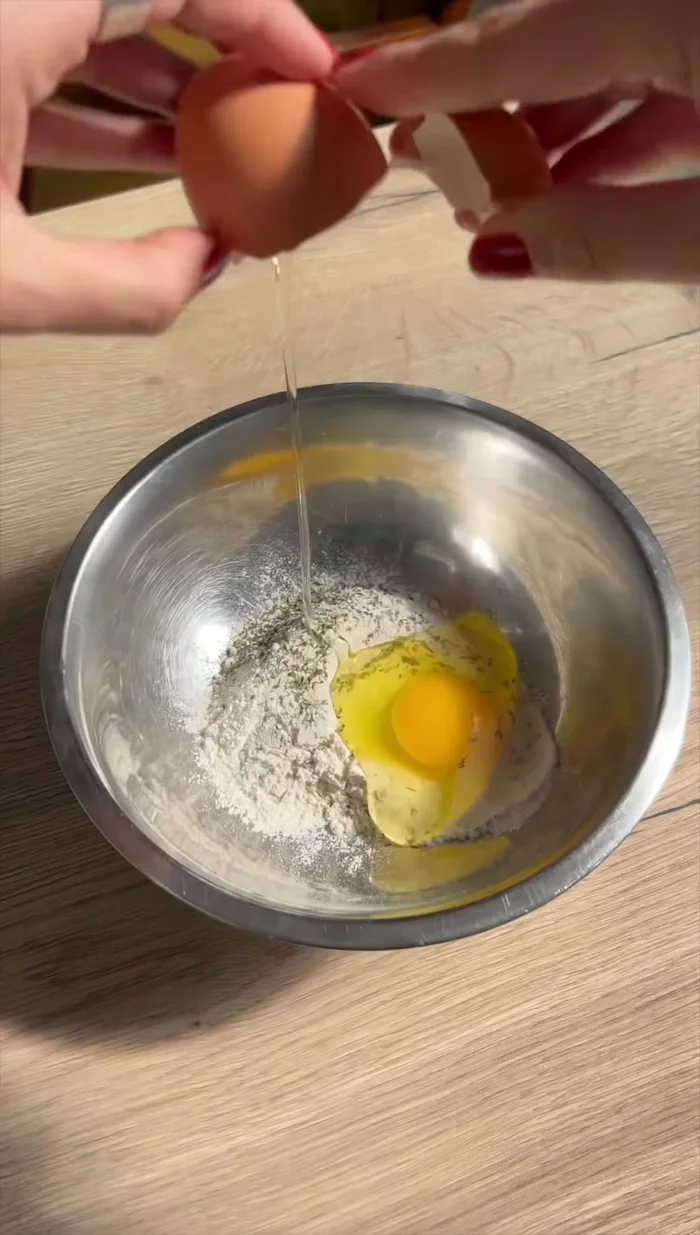 Préparez l'appareil à clafoutis : mélangez la farine, la sarriette, les deux œufs, le sel, le poivre (19.72).