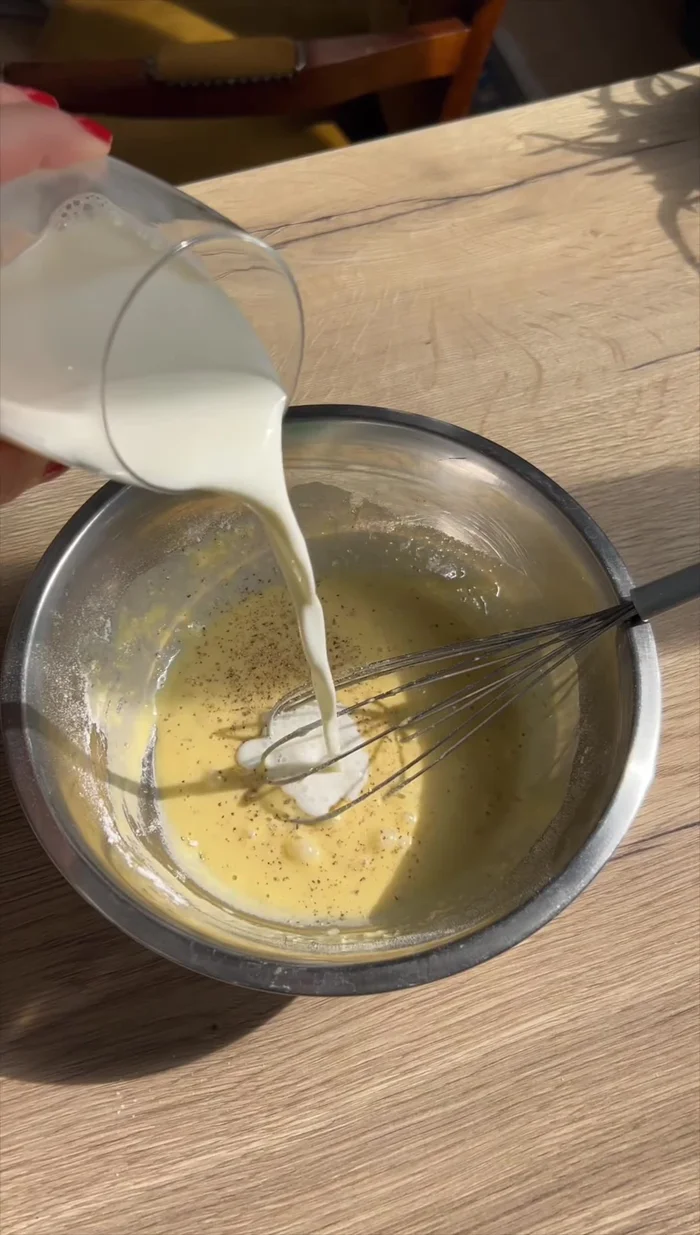 Incorporez le lait en deux fois pour éviter les grumeaux (24).
