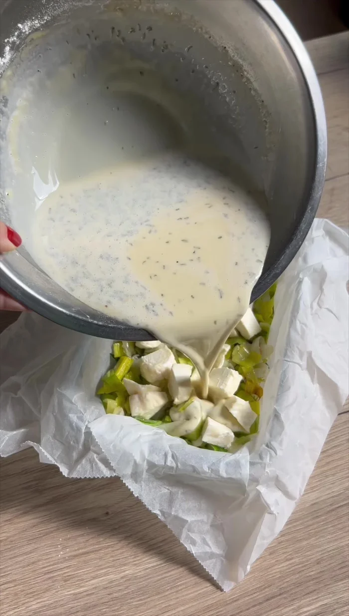 Versez l'appareil à clafoutis sur le dessus (45.48).