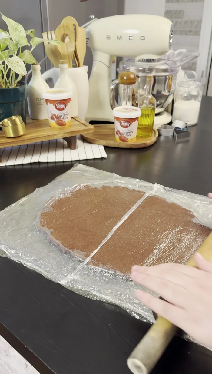 Étaler les boules de pâte et les couper en forme de sablés.