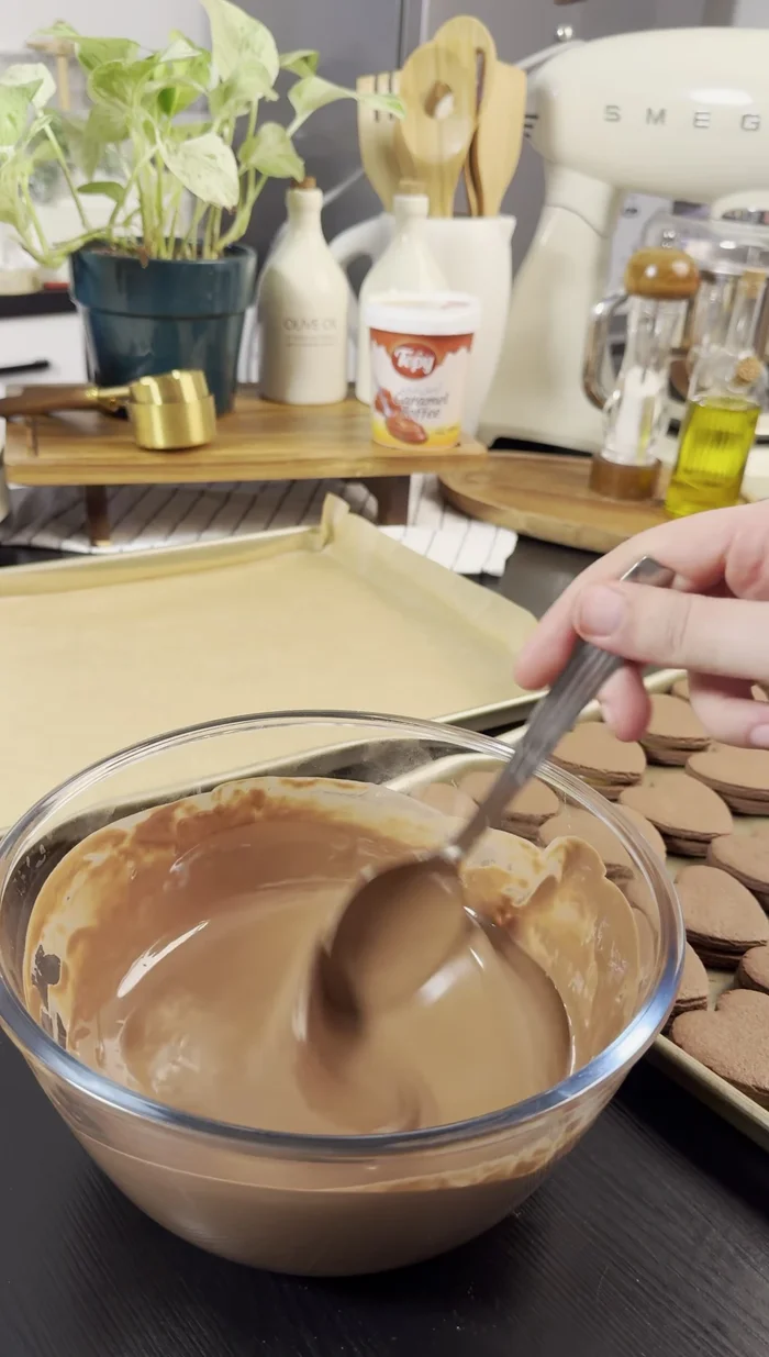 Faire fondre le chocolat (250g + 50g) avec 1 ou 2 cuillères à soupe d'huile.