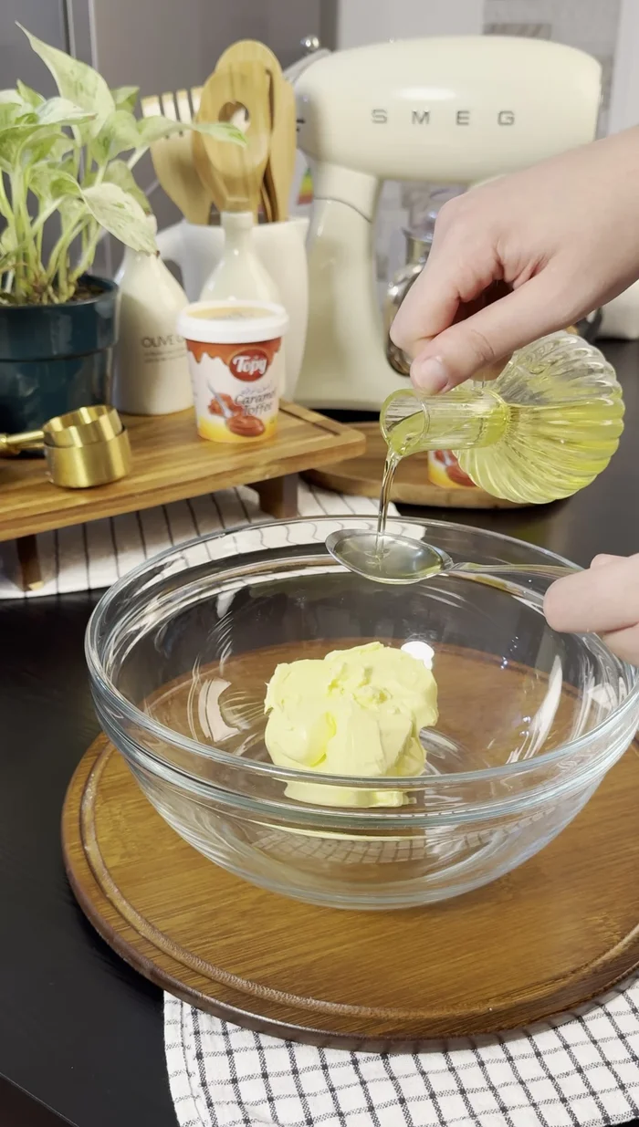Mélanger la margarine (250g, à température ambiante), l'huile (1 tasse), le sucre (1/4 tasse), l'extrait de lavande (1 cuillère à café), les blancs d'œufs et la poudre à lever jusqu'à consistance lisse et crémeuse.