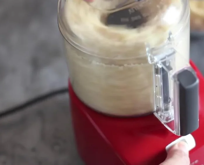 Mixer les amandes entières pour les réduire en poudre. Mélanger avec le sucre, puis mixer à nouveau pour obtenir une pâte d'amande lisse.