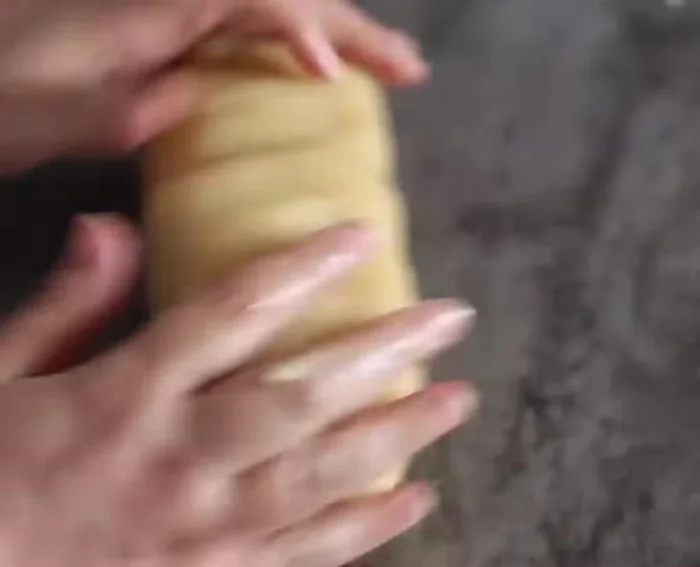 Diviser la pâte d'amande et la pâte de dattes en plusieurs portions.