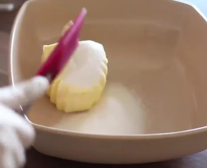 Mélanger le beurre bien ramolli avec le sucre.