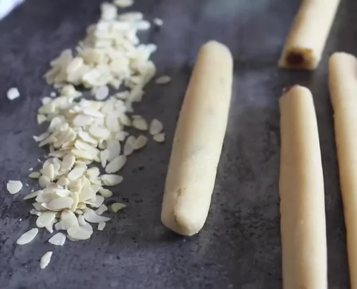Badigeonner de blanc d'œuf et enrober les boudins d'amandes effilées, de graines de sésame, ou de noix de coco.