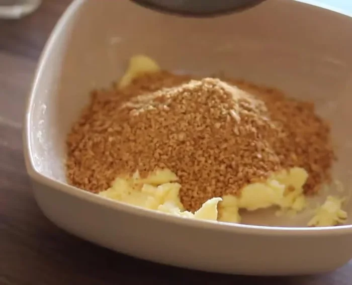 Ajouter les amandes grillées et concassées, le zeste de citron, et le cacao en poudre. Bien malaxer.