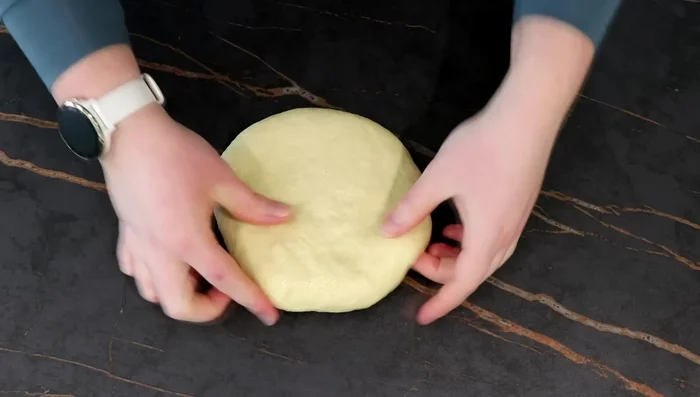 Aplatir chaque pâton, former une boule, puis étaler en disque de 2cm d’épaisseur.