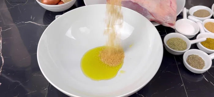 Préparer la marinade : Dans un grand saladier, mélanger l'huile d'olive, l'ail en poudre, le curcuma, le poivre, le gingembre, le cumin, le paprika fumé, le thym, le romarin, le sel et la moutarde.