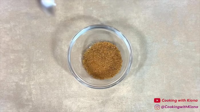 Préparez la sauce : Dans un petit bol, mélangez tous les assaisonnements (Old Bay, assaisonnement cajun, poivre citronné, poudre d'oignon, poudre d'ail, poivre noir, paprika, persil).