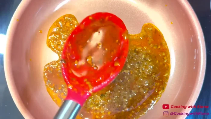 Dans une poêle à feu moyen, faites cuire le crabe artificiel avec 3 cuillères à soupe de sauce au beurre pendant environ 5 minutes (pour le réchauffer sans l'émietter).