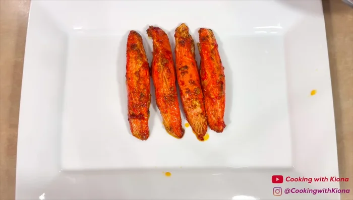 Une fois les oignons cuits, sortez-les du four, déballez-les et disposez-les sur une assiette avec le crabe, les œufs et le maïs.