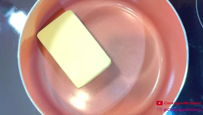Dans une casserole à feu moyen, faites fondre le beurre. Ajoutez le bouillon de poulet ou l'eau et mélangez.