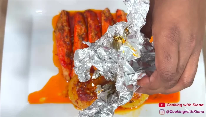 Versez le reste de la sauce sur le tout, saupoudrez de persil.