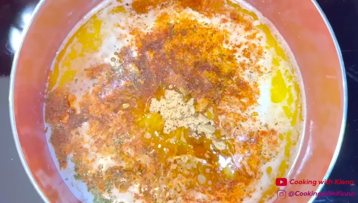 Incorporez le mélange d'assaisonnements, la cassonade claire et le jus de citron. Ajoutez l'ail émincé. Laissez mijoter 5 minutes puis réservez.