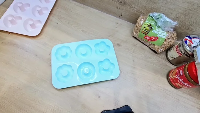 Faire fondre le chocolat blanc, au lait et noir séparément. Répartir le chocolat fondu dans les moules en silicone et tapoter pour enlever l'excédent.