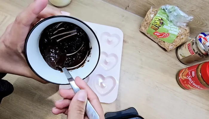 Mettre les moules au congélateur pour faire figer le chocolat.