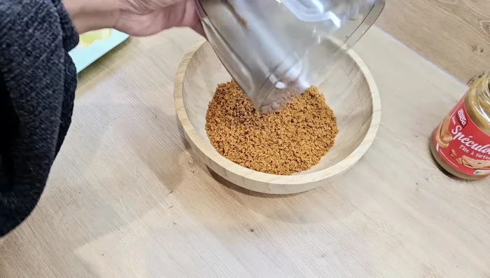 Mélanger la poudre de spéculos avec la pâte à tartiner spéculos (faire chauffer légèrement la pâte pour faciliter le mélange). Ajouter des Petit Beurre écrasés si besoin pour une consistance moins collante.