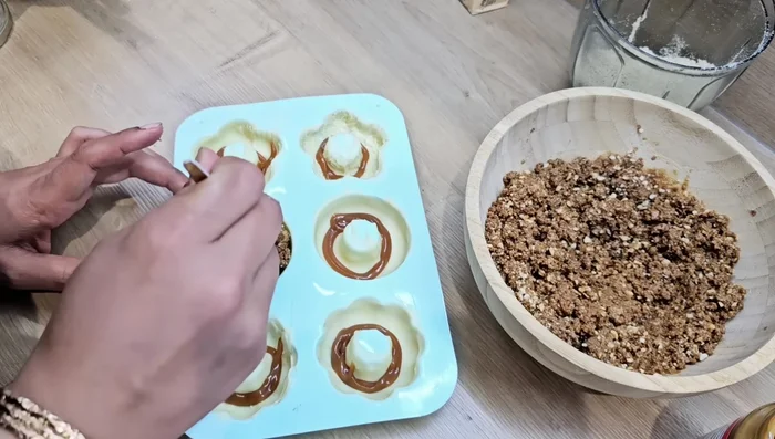 Remplir les moules avec la farce aux spéculos.