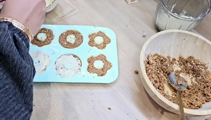 Recouvrir la farce d'une fine couche de chocolat blanc fondu et remettre au congélateur pendant 5 minutes.