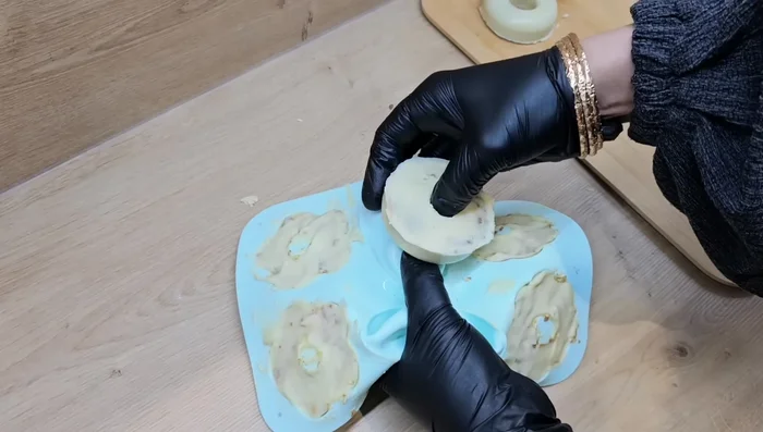 Démouler les gâteaux une fois bien figés. Retirer l'excédent de chocolat sur les bords avec un couteau.