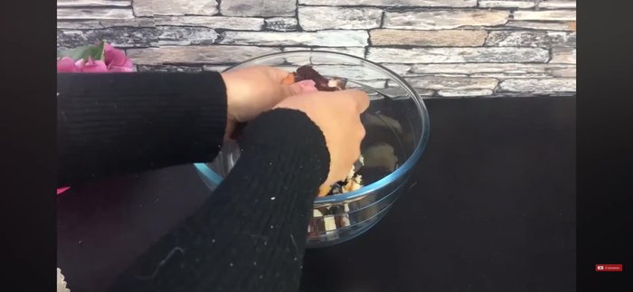 Émietter finement le cake marbré.