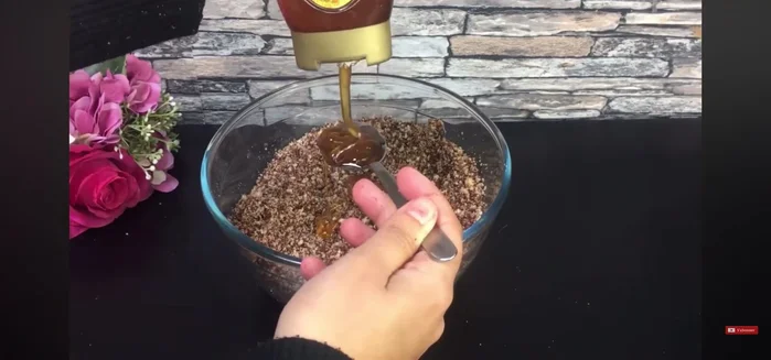Ajouter 6 cuillères à soupe de miel et bien mélanger jusqu'à obtenir une pâte homogène.