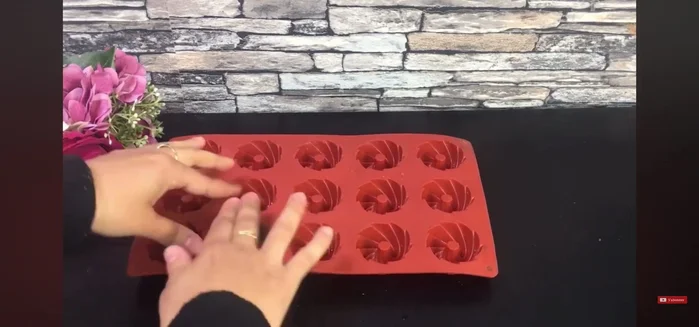 Mettre au congélateur pendant 10 minutes pour que la pâte fige.