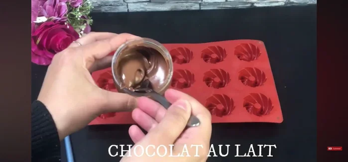 Badigeonner le moule de chocolat au lait.