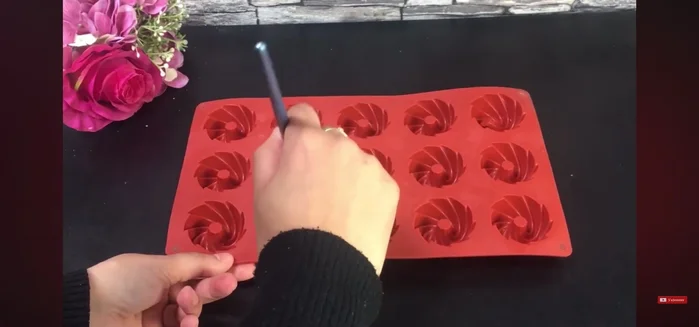 Remettre le gâteau dans le moule recouvert de chocolat.