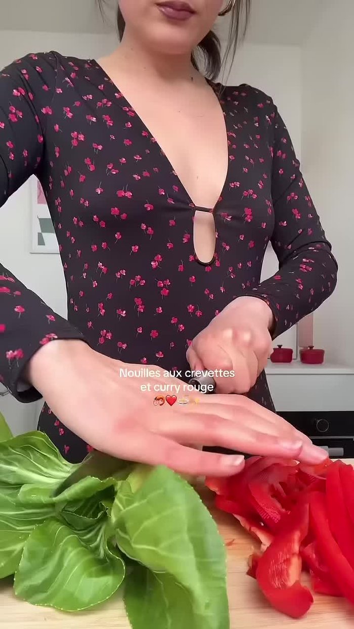 Couper le Pak Choi en deux et bien le laver.